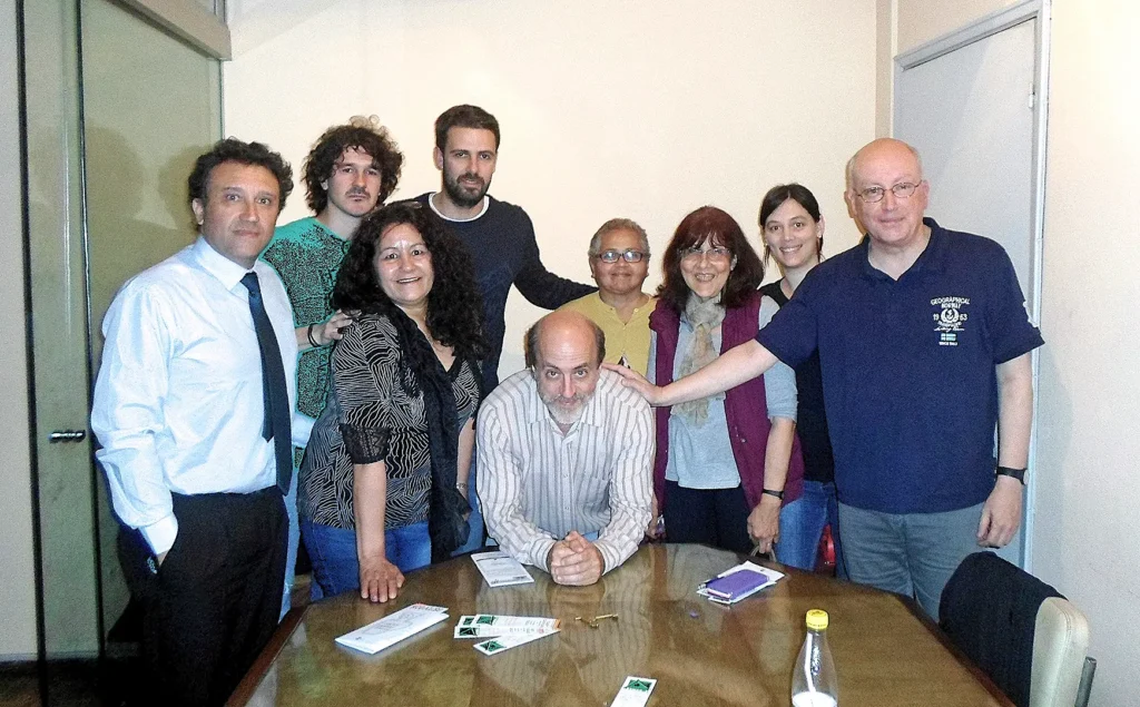 Charla en el taller literario de Gustavo Esmoris (en el centro de la imagen), Montevideo, noviembre de 2016